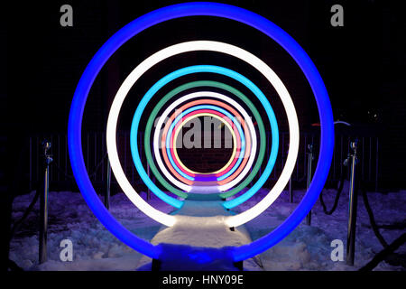 Farbringe von Licht in der Nacht am Toronto Light Festival Distillery District mit Schnee Stockfoto