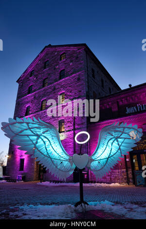 Blauer Engelsflügel und Heiligenschein Lichtkunst am Gooderham Würze historischen Stonehouse Mühlengebäude Distillery District Toronto Licht Fest Stockfoto