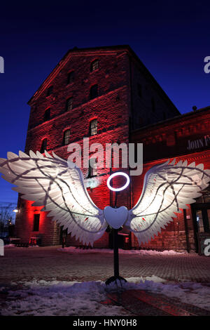Weißen Flügeln und Heiligenschein der Lichtkunst in Toronto Light Festival in den Distillery District in der Abenddämmerung Stockfoto