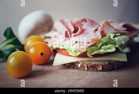 Schinken und Käse-Sandwich mit Gemüse Stockfoto
