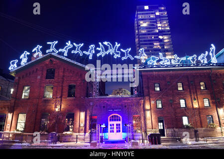Lichtskulptur am Toronto Light Festival laufen springen taumelnde Mann am Dach des historischen Backsteingebäude im Distillery District Stockfoto