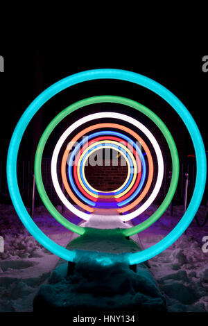 Bänder der Freundschaft Licht Kunstinstallation von farbigen Ringen am Toronto Light Festival Distillery District Stockfoto