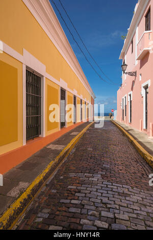 GEPFLASTERTEN STRAßE BUNT BEMALTEN GEBÄUDE CALLE VIRTUD ALTSTADT SAN JUAN PUERTO RICO Stockfoto