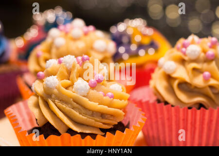 Schokoladentörtchen mit Buttercreme Stockfoto