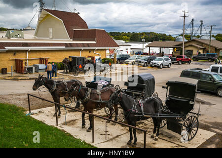 Amische Pferd und Buggys auf einen Hitching Post in Dalton, Ohio, USA. Stockfoto