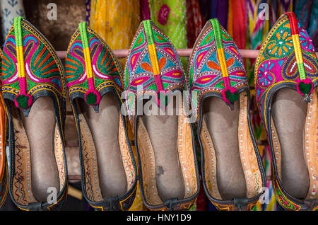 Bunten ethnischen Schuhe, Jodhpur, Rajasthan, Indien Stockfoto