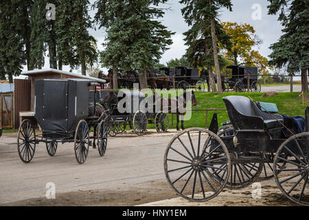 Amische Pferd und Buggys auf einen Hitching Post in Dalton, Ohio, USA. Stockfoto