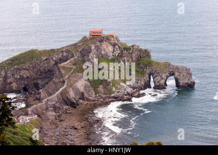 Gaztelugatxe Inselchen mit kleinen San Juan eremitage an der Küste der
