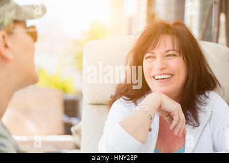 Zwei Freundinnen unterhalten auf der Terrasse. Stockfoto