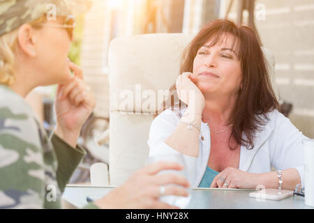 Zwei Freundinnen unterhalten auf der Terrasse. Stockfoto
