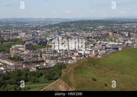 Edinburgh-Skyline von Arthurs Seat.Edinburgh Burg, Murrayfield Stadium und University of Edinburgh kann alle gesehen werden. Stockfoto