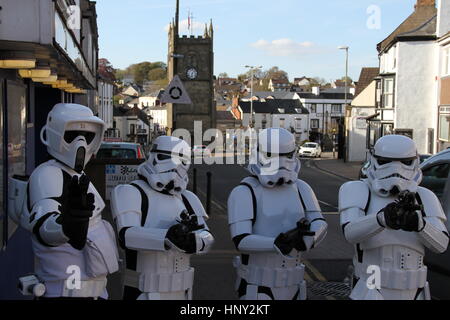 Imperiale Sturmtruppen außerhalb der Studio Kino Lollapalooza, Gloucestershire, England auf Star Wars Tag Stockfoto