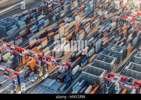 Los Angeles, Kalifornien, USA - 16. August 2016: Am Nachmittag Luftaufnahme der Stapel von Port Seite Versandbehälter. Stockfoto