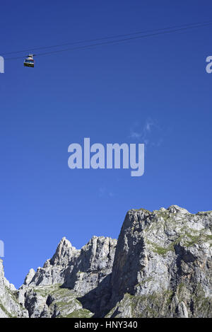 Berge in Fuente De, Picos de Europa, Nordspanien, zeigt der Seilbahn steigen in Richtung der oberen Station El Cable Stockfoto