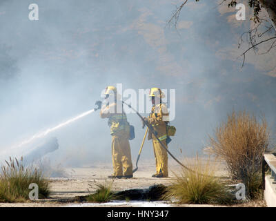 CHATSWORTH CALIFORNIA - 8. Juli 2010: Los Angeles City Feuerwehr Brandbekämpfung Pinsel entlang der 118 Autobahn. Stockfoto