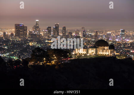 Los Angeles, Kalifornien, USA - 5. Oktober 2014: Griffith Observatory und der Innenstadt von Los Angeles in der Morgendämmerung. Stockfoto