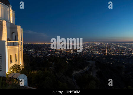 Redaktionelle Abenddämmerung Blick auf Griffith Observatory in Los Angeles, Kalifornien. Stockfoto