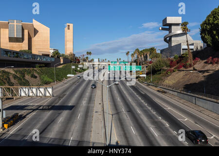 LOS ANGELES, Kalifornien – 24. November 2013: Freies Wochenende Verkehrsansicht der Hollywood 101 Freeway, modernsten unserer lieben Frau von der Angeles katholischen Cathe Stockfoto