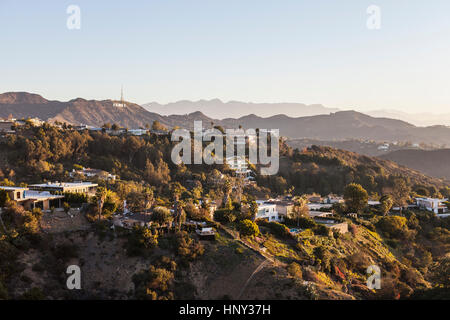 Los Angeles, Kalifornien, USA - 1. Januar 2015: Hollywood Hills, Häuser und Zeichen in den Santa Monica Mountains über Los Angeles. Stockfoto