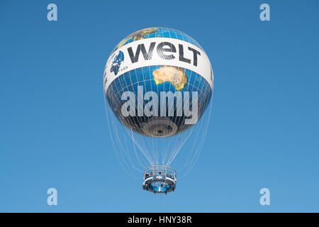 Berlin, Deutschland - 15. Februar 2017: Heißluftballon "Hiflyer" (Highflyer) Welt Ballon in Berlin. Stockfoto