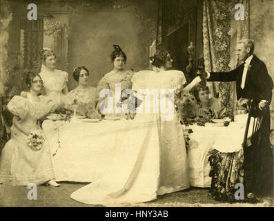 Antike c1890 Fotografie, Porträt eines viktorianischen Hochzeitsfestes mit Braut, Bräutigam, Brautjungfern und Blumenmädchen. Ort: New England, USA. QUELLE: ORIGINAL FOTOABZUG. Stockfoto