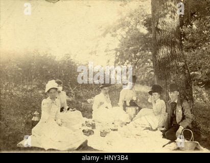 Antike c1890 Foto, Gruppe von Victorian Männer und Frauen mit einem Picknick. Ort: New England, USA. QUELLE: ORIGINAL FOTOABZUG. Stockfoto