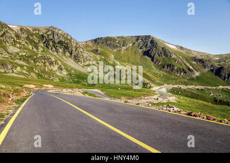 Bergstraße / Sommer Landschaft OfTransalpina Autobahn, die höchste Straße in Rumänien Stockfoto