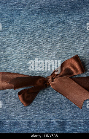 Bogen auf Blue Jeans Textil Texturen Hintergrund braun Stockfoto