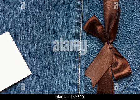 Blaue Jeans Textur mit braunen Band und weiße leere Tag label Stockfoto