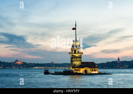 Dirnen Turm (Kiz Kulesi) und das Goldene Horn in der Dämmerung, Istanbul, Türkei Stockfoto