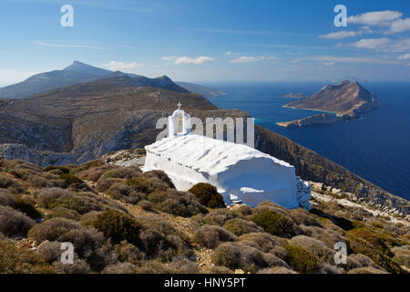 Kirche in den Bergen der Insel Amorgos in Griechenland. Stockfoto