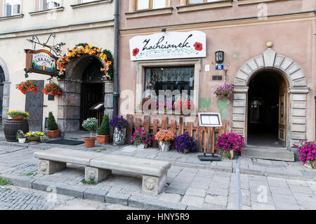 Ein polnisches Restaurant dekoriert mit Blumen auf von Warschau alte Stadt Marktplatz, ein Hauptplatz, umgeben von Restaurants, Cafés und Souvenirläden in W Stockfoto