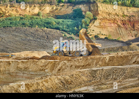 Gewinnung von Sand mit einem Kipper in einem Steinbruch Stockfoto