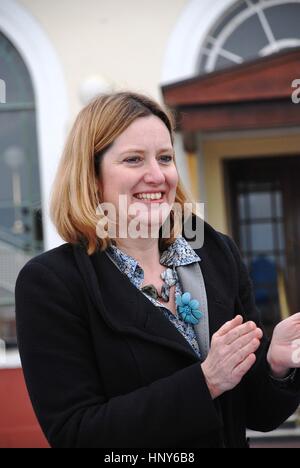 Amber Rudd, konservative Partei Mitglied des Parlaments für Hastings und Roggen, besucht ein Charity-Event am Strand von Hastings am 12. März 2011. Stockfoto