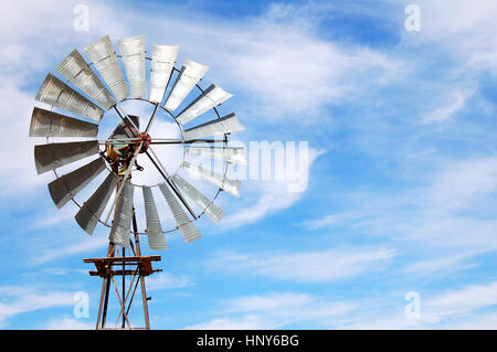 Typische Windmühle in der Wüste von Namibia Stockfoto