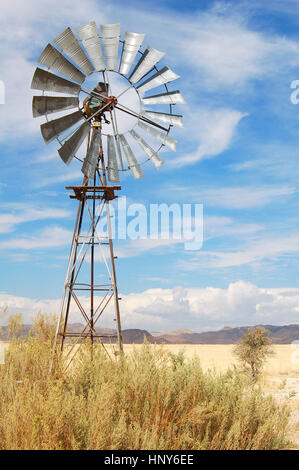 Typische Windmühle in der Wüste von Namibia Stockfoto