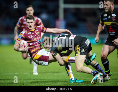 Salford Red Devils Kris Welham befasst sich mit Huddersfield Riesen Lee Gaskell während der Super-League-Spiel John Smith es Stadium, Huddersfield. Stockfoto