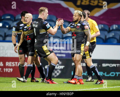 Salford Red Devils Junior Sa'u (rechts) feiert mit Teamkollege Craig Kopczak nach scoring einen Versuch in der Super League match bei den John Smith Stadion, Huddersfield. Stockfoto