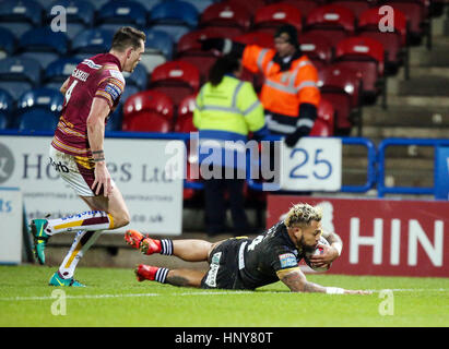 Salford Red Devils Junior Sa'u erhält einen Versuch während der Super-League-Spiel John Smith es Stadium, Huddersfield. Stockfoto