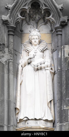 Statue von Königin Elizabeth I auf einer Außenwand an die Kathedrale von Canterbury, England. Stockfoto