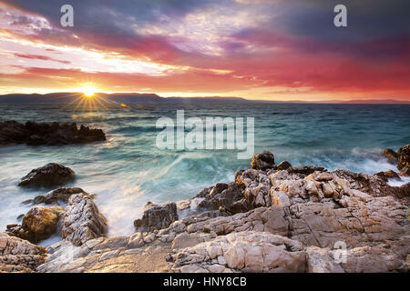 Sonnenaufgang über den felsigen Strand an der Küste der Adria, Istrien, Kroatien Stockfoto