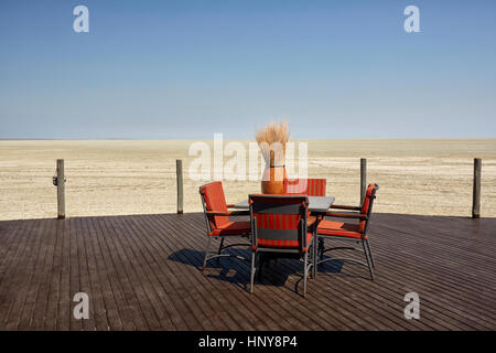 Im Freien sitzen im Onkoshi camp Restaurant, Etosha Nationalpark, Namibia, Afrika Stockfoto