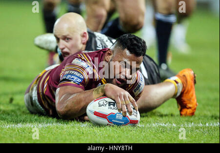 Huddersfield Riesen Ukuma Ta'ai erhält einen Versuch während der Super-League-Spiel John Smith es Stadium, Huddersfield. Stockfoto