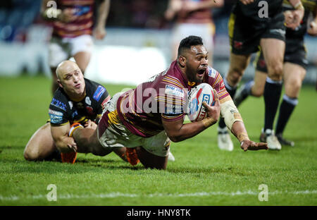 Huddersfield Riesen Ukuma Ta'ai erhält einen Versuch während der Super-League-Spiel John Smith es Stadium, Huddersfield. Stockfoto