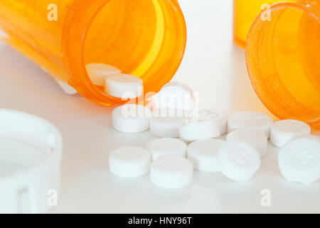 Verschreibungspflichtige Medikamente, Pillen, Opioide, Flaschen - USA Stockfoto