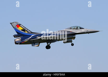 Belgische Anzeige gekennzeichnet f-16 bin in RAF Mildenhall vor einer Airshow im nahe gelegenen Duxford am nächsten Tag ankommen. Stockfoto