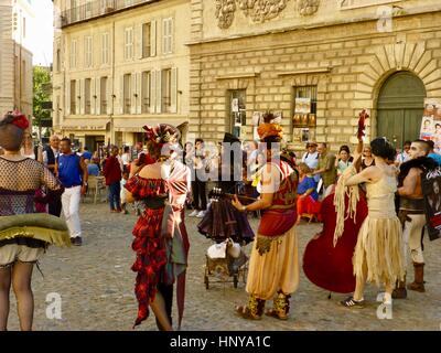 Schauspielern unterhalten und Ausstellung von Einladungen zu ihren Festival d ' Avignon, Avignon Festival Theater Shows, Avignon, Frankreich Stockfoto