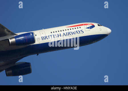 British Airways Boeing 767-336ER G-BNWA vom Flughafen London Heathrow in blauen Himmel abheben Stockfoto