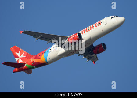 Air Malta Airbus A320-211 9H-AEK vom Flughafen London Heathrow in blauen Himmel abheben Stockfoto