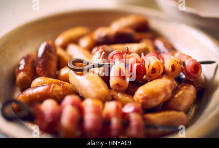 Würstchen und Speck Schweine in Decken Makro Stockfoto